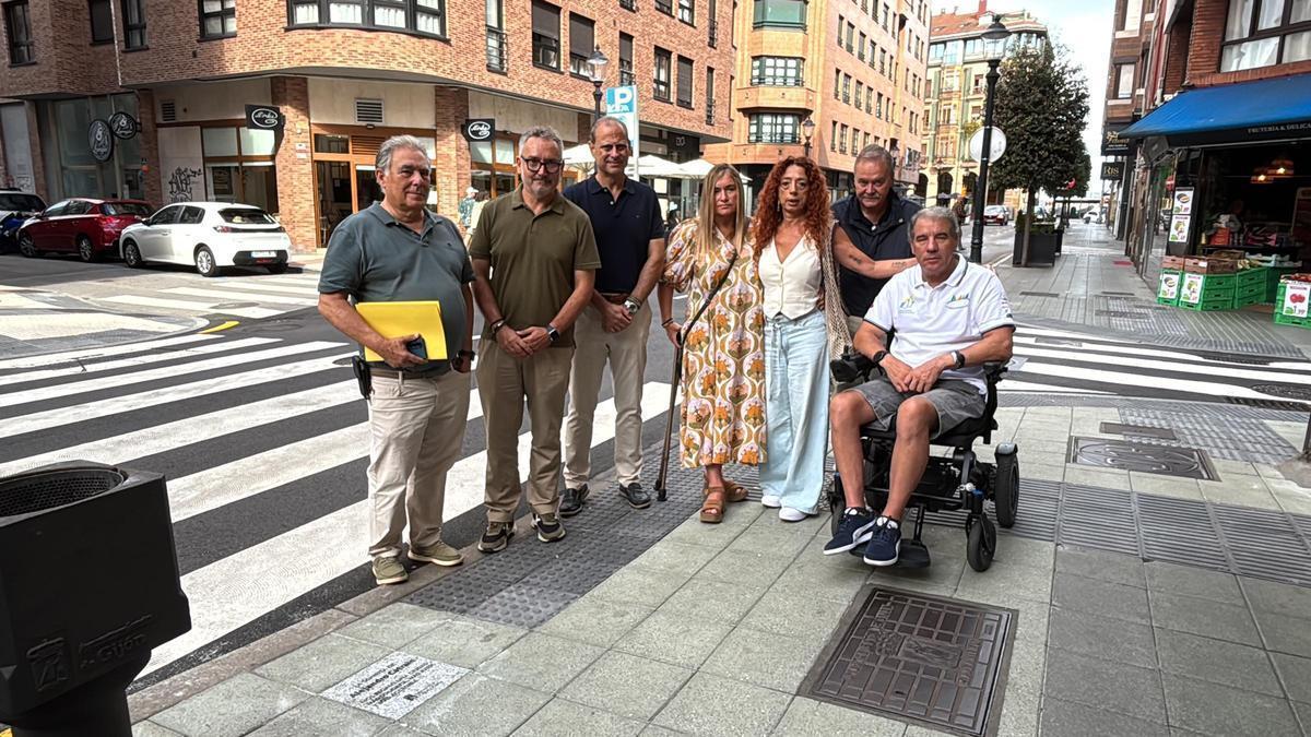 Junto a la placa homenaje póstumo, de izquierda a derecha, Javier Hernández, Gilberto Villoria, Constantino Vaquero, Mónica Oviedo, Chus García, Segifredo Lena y Tomás Rubio.