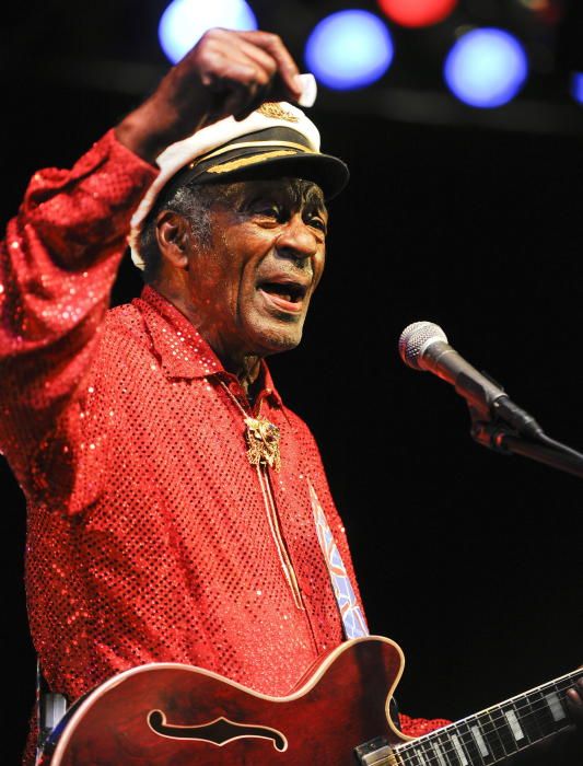 CHUCK BERRY SUFRE UN DESMAYO DURANTE UNA ...