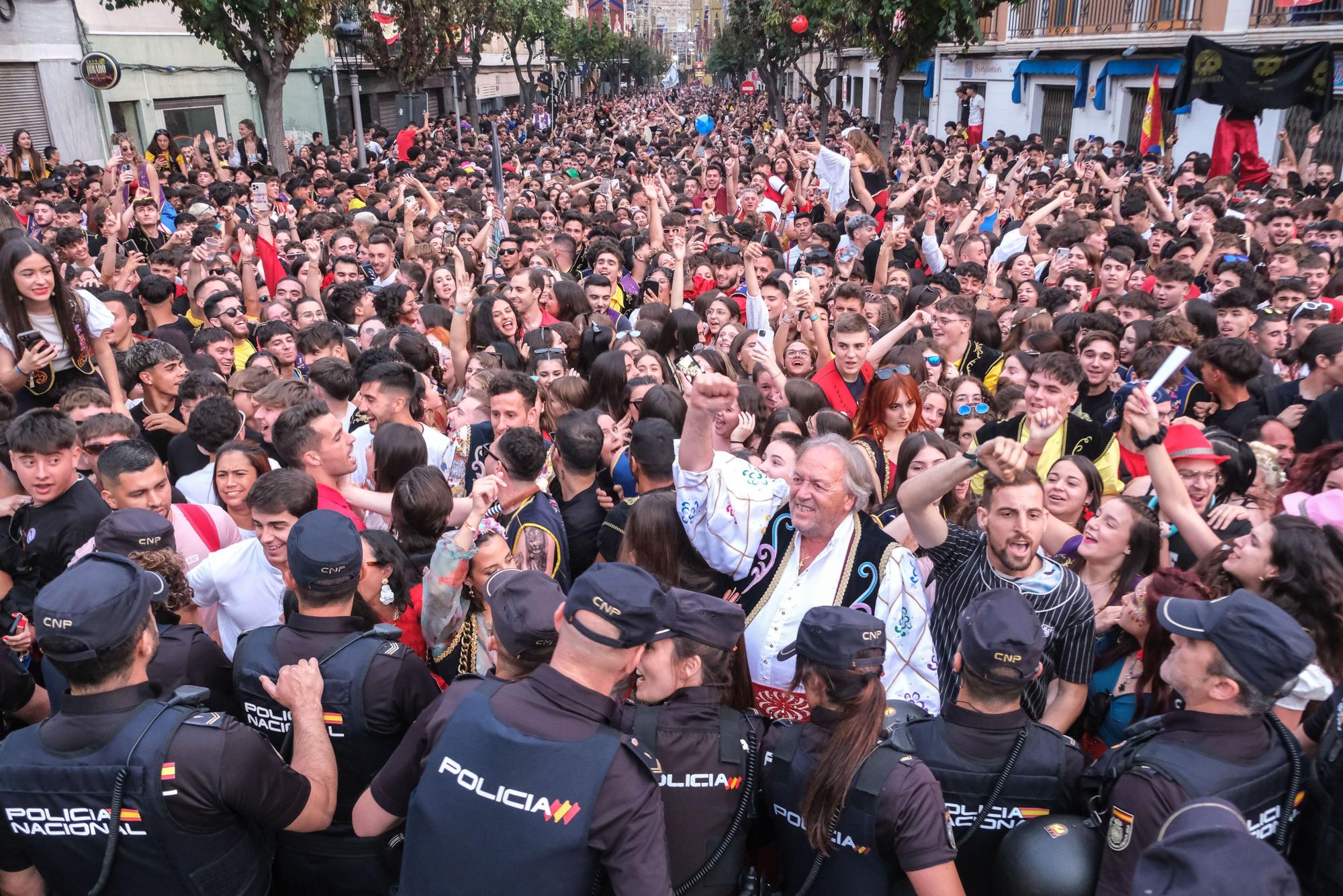 ¡Elda ya está en fiestas! Así ha sido la Entrada de bandas y el pasodoble "Idella"