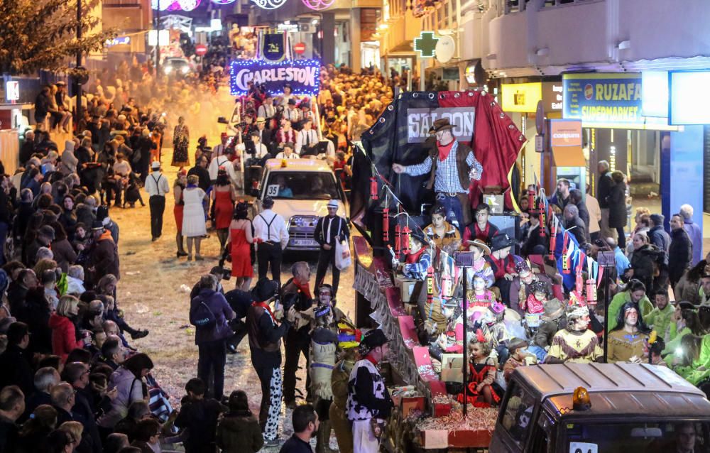 Más de medio centenar de carrozas participan en un multitudinario desfile que recorrió las calles del centro de Benidorm.