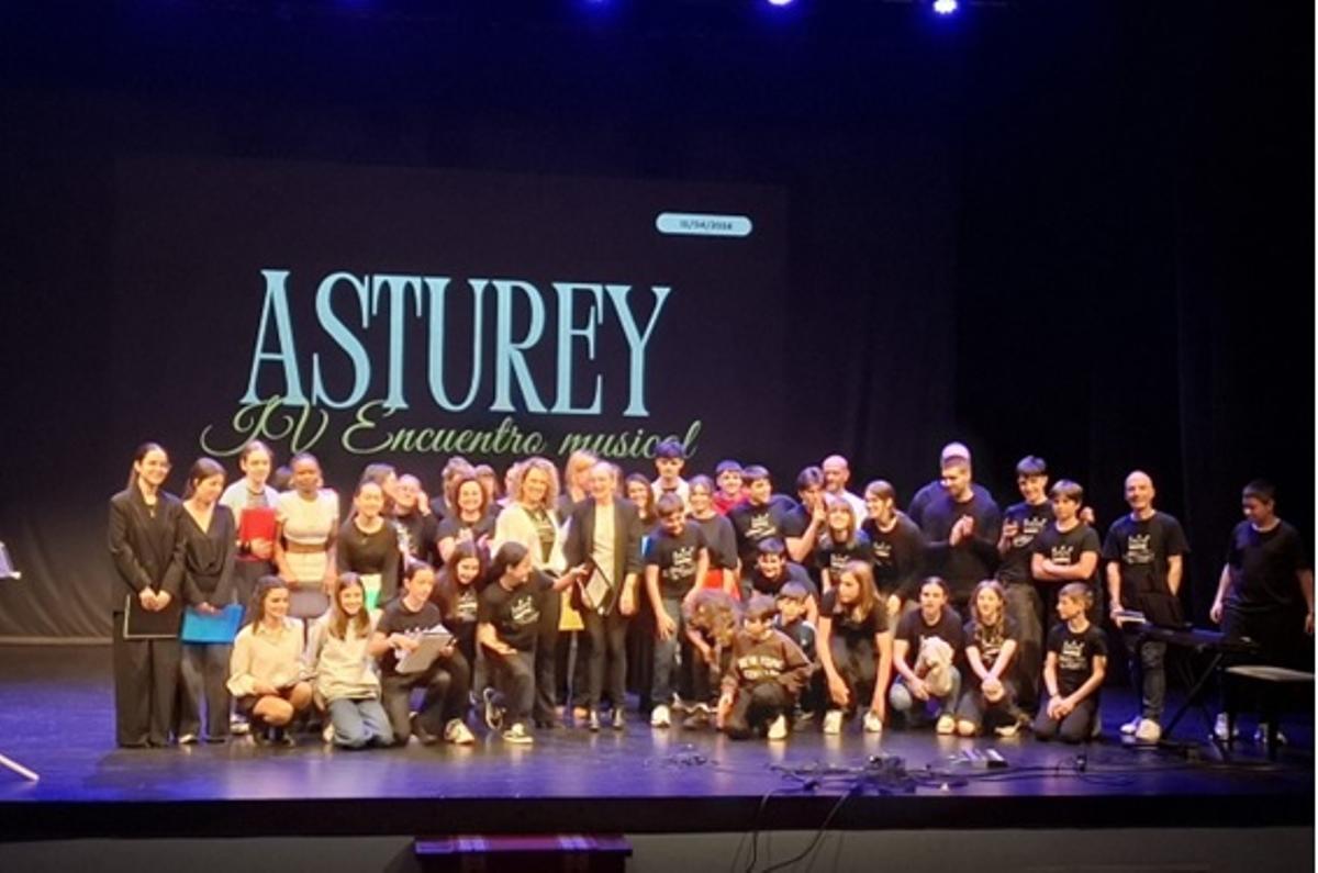 Los alumnos de los institutos de Ciaño y San Fernando de Henares, en el teatro.
