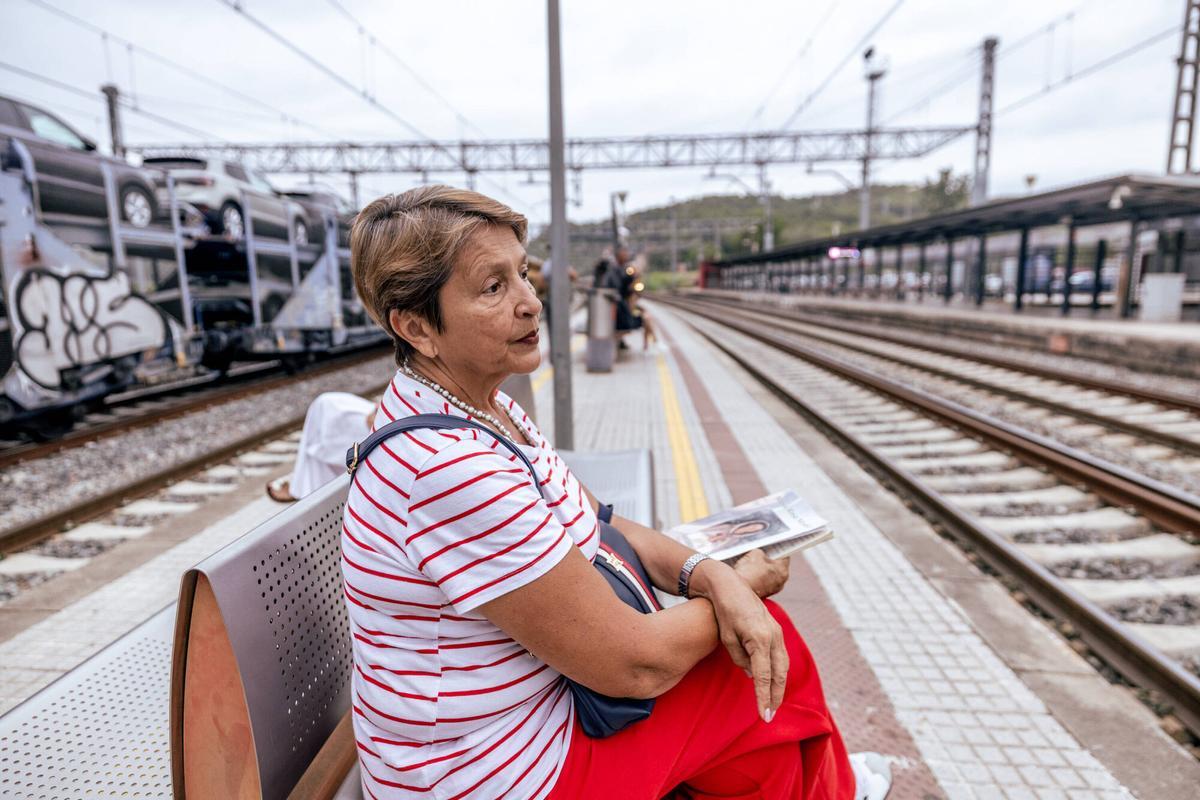 Castellbisbal 20/08/2026 Sociedad. Miriam Libertad,en la estación de Castellbisbal,donde se producen incidencias en la infraestructura. AUTOR: JORDI OTIX