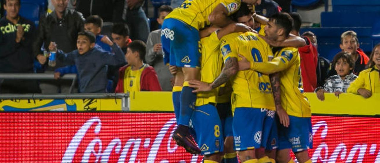 Los jugadores de la UD celebran el gol de Jonathan Viera al Eibar.