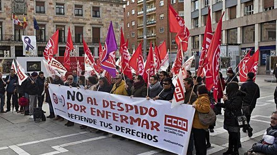 Los representantes sindicales, durante la manifestación de este miércoles.