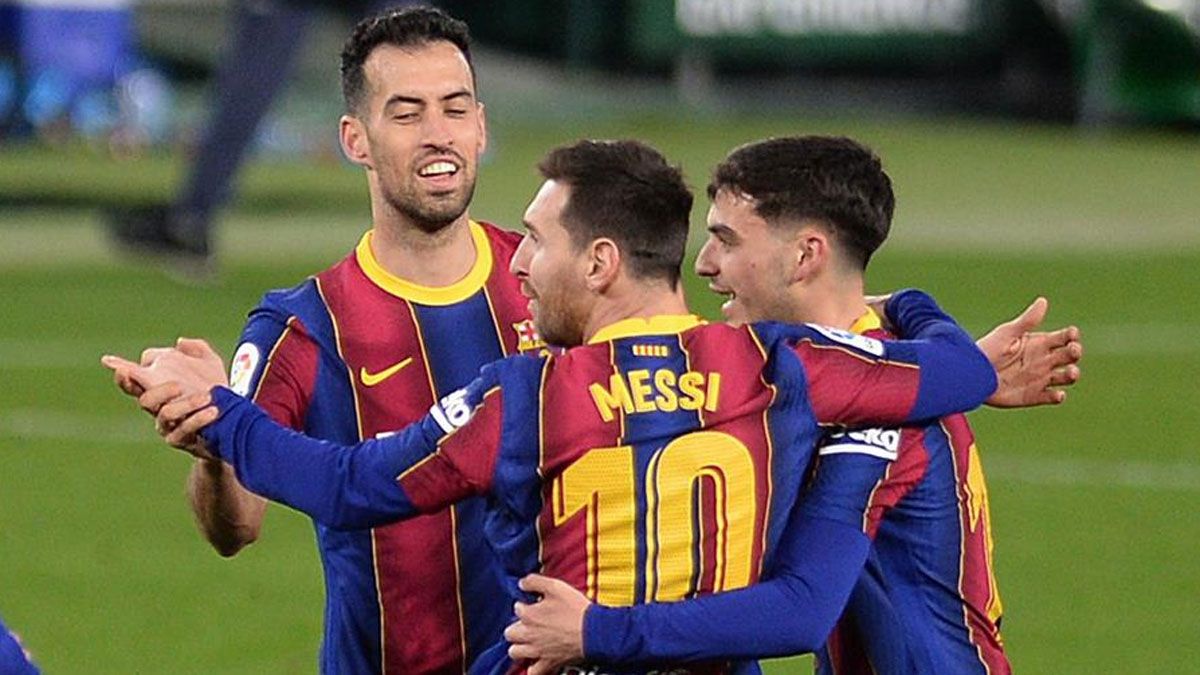 Messi, Busquets y Pedri celebran un gol del Barça