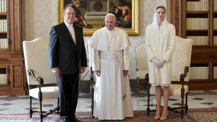 Los príncipes Alberto y Charlene de Mónaco, ayer, con el Papa.
