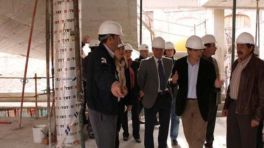 El alcalde visitó ayer las obras del nuevo centro de la Escola d&#039;Art