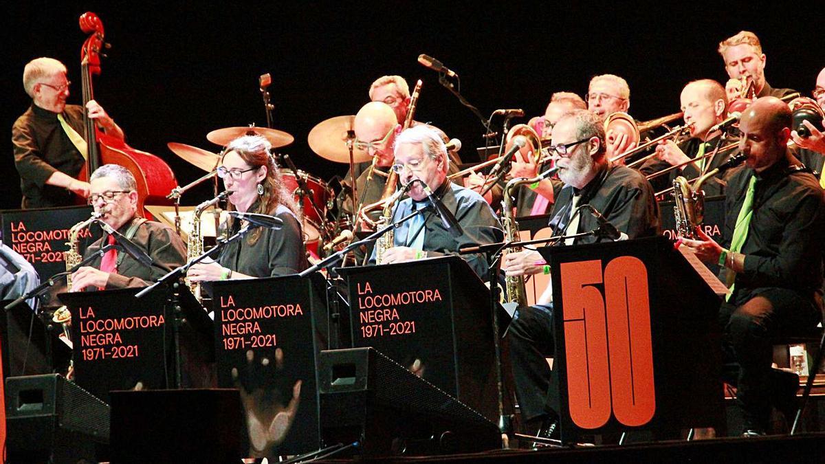 Músics de La Locomotora Negra en plena actuació, diumenge a Sant Feliu de Guíxols.