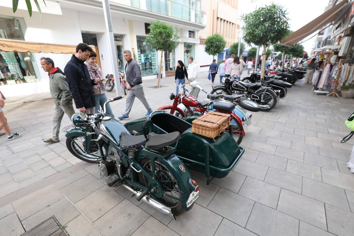 Flores, motos y coches en 'Anar a maig' en las fiestas de Santa Eulària