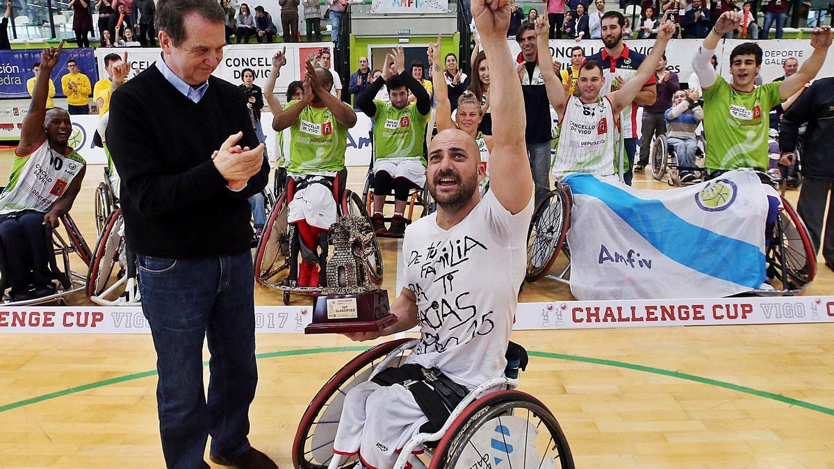 Berni Costas recoge el trofeo de la Challenge Cup en el pabellón de Navia.  | // MARTA G. BREA