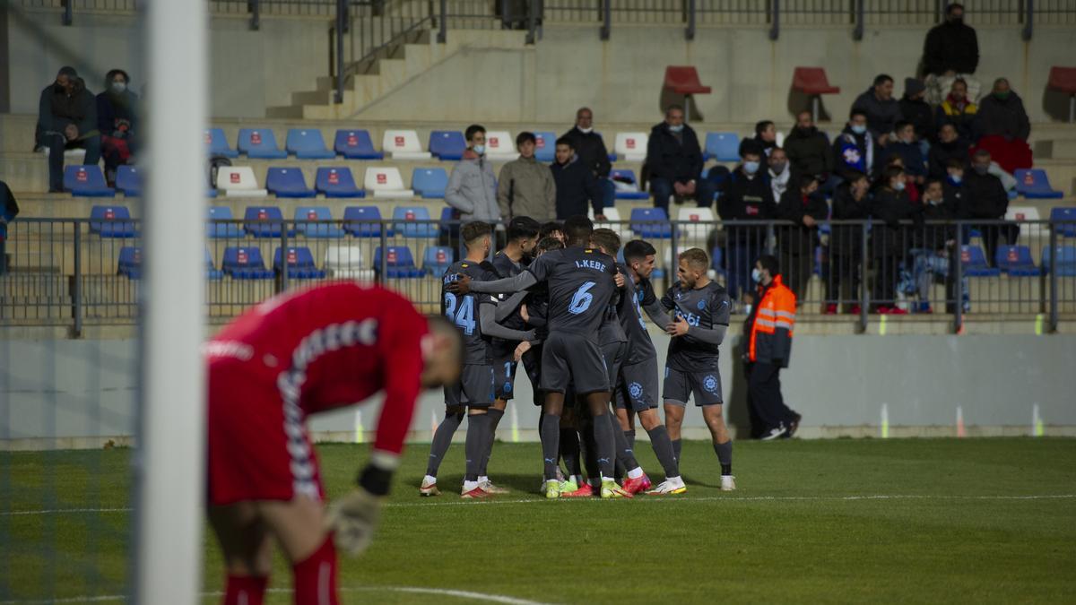 Els jugadors del Girona celebrant un dels gols davant el porter Simón.