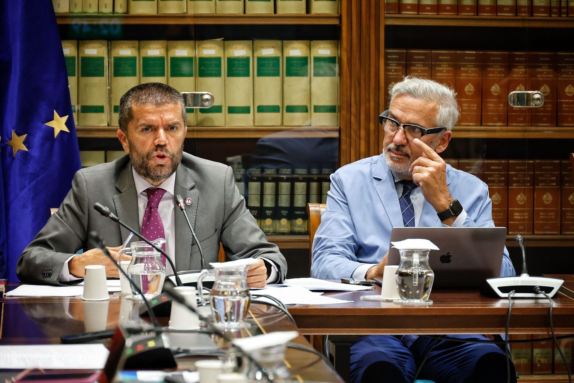 Los rectores canarios comparecen en el Parlamento regional para valorar la ley de ciencia.