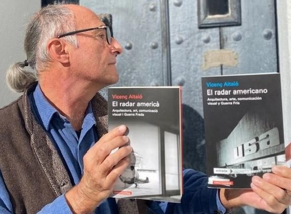 Vicenç Altaió mostrant el llibre en la versió en català i castellà.