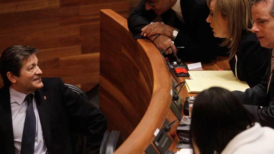 Javier Fernández, conversando con Fernando Lastra, ayer, en la Junta General del Principado.