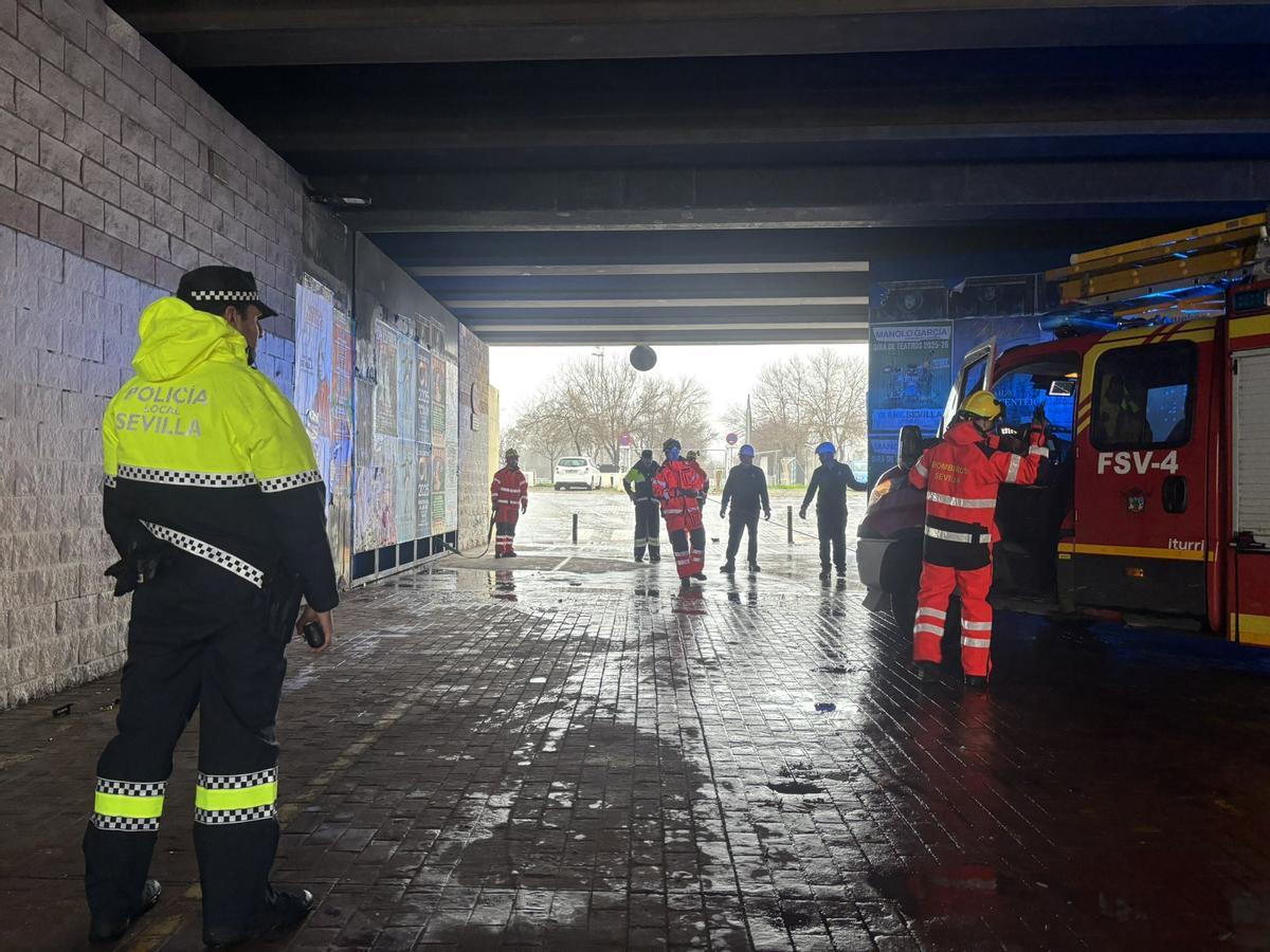 El Muro de Defensa de Triana ha vuelto a reabrirse este miércoles tras el paso de las últimas borrascas.