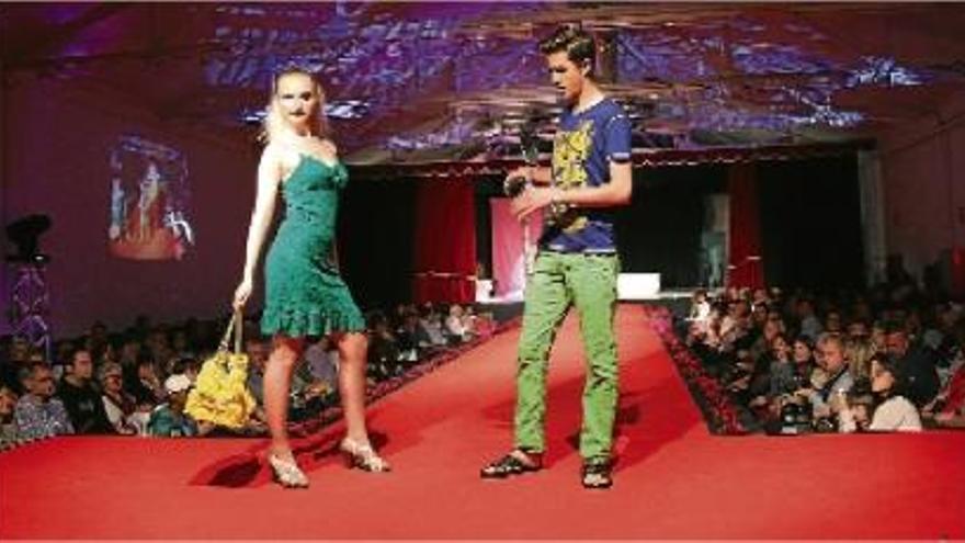 Els models que desfilen al Racó de la moda de Sant Vicenç són joves i infants de la població