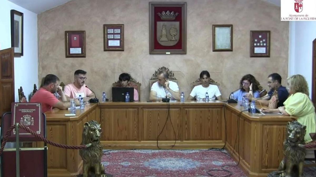 El regidor de Turismo explica el proyecto en el último pleno municipal.