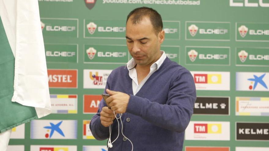 Jorge Cordero mirando su teléfono tras la presentación de Josan