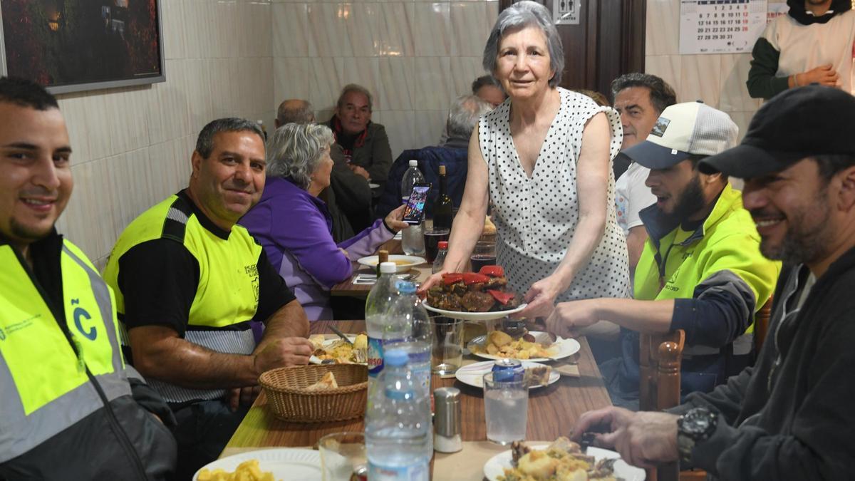 Pura Cancela atiende a sus clientes a la hora de la comida