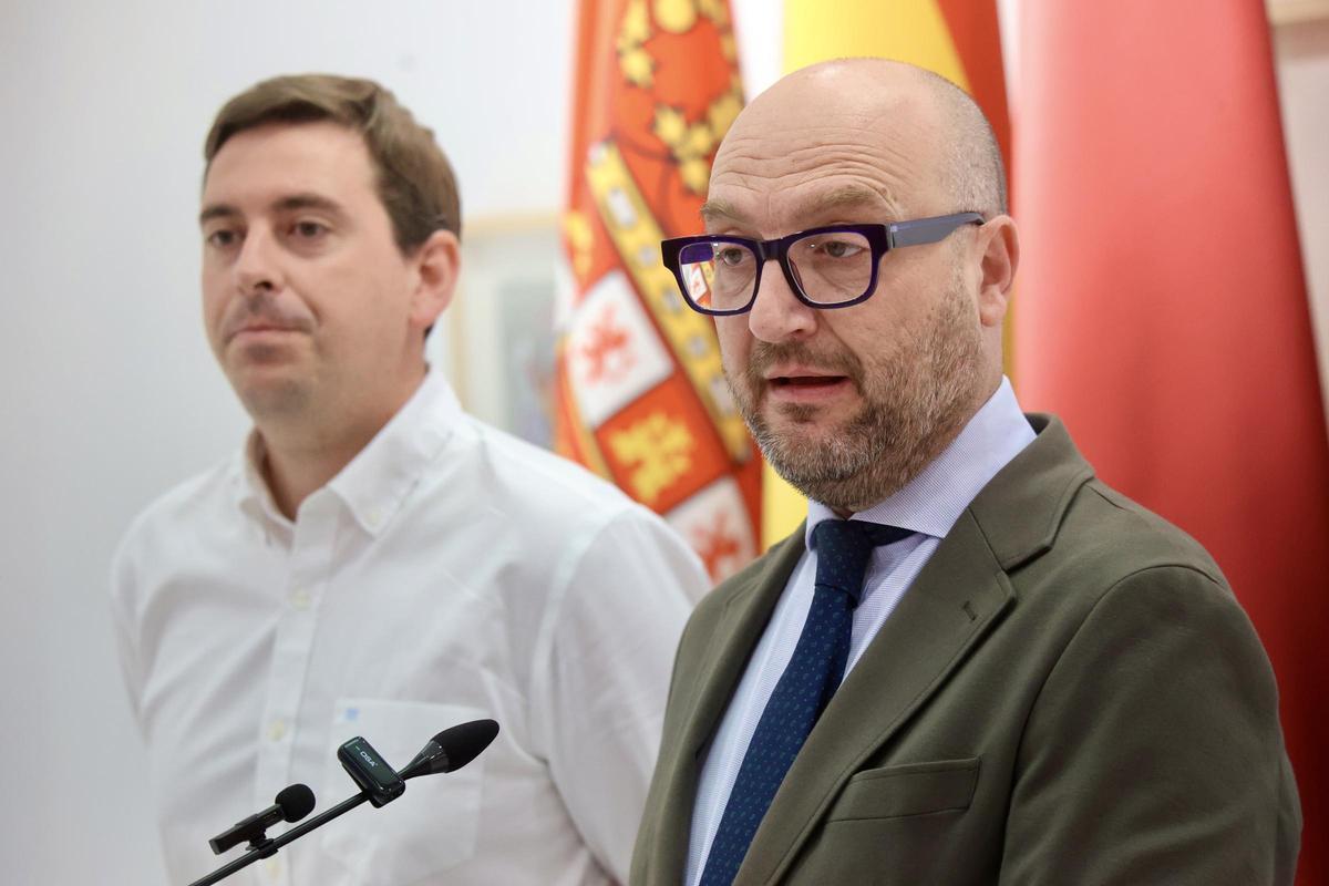 El delegado regional de Telpark, Óscar Pablos (izq.), y el edil de Movilidad, José Francisco Muñoz, este jueves en el Ayuntamiento.