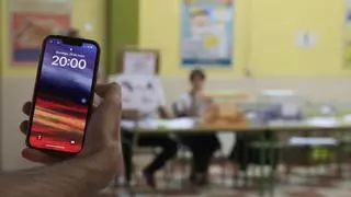 El PSOE-A propone prohibir el uso de móviles en los colegios andaluces hasta 2º de la ESO