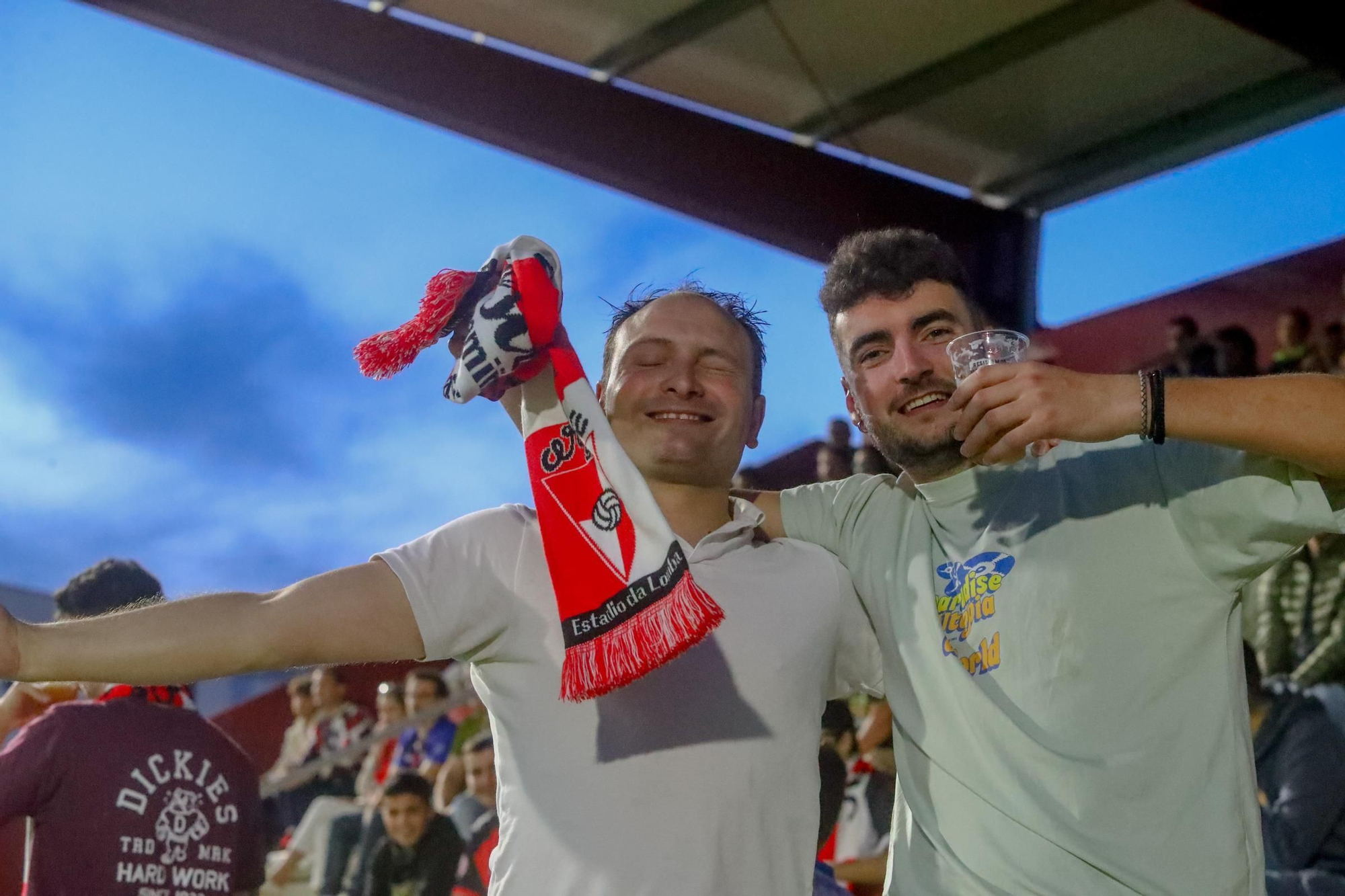 A Lomba vive una fiesta del fútbol con final feliz para el Arosa ante la UD Ourense (3-0)