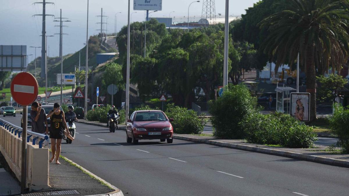 El párroco de Miramar y vecinos de la zona piden que se habilite un paso peatonal a esta altura de la vía. | | CARSTEN W. LAURITSEN