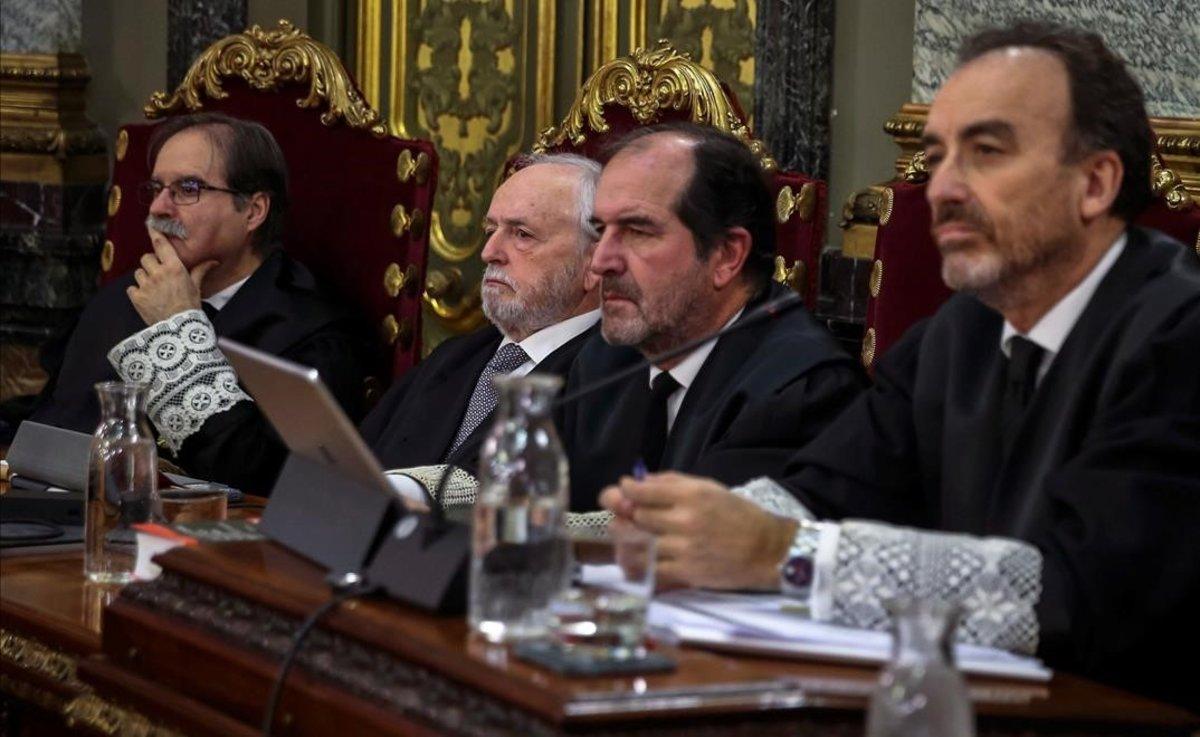 El presidente del tribunal y ponente de la sentencia,  Manuel Marchena (derecha), junto a (de izquierda a derecha) los magistrados Andrés Palomo, Luciano Varela y Andrés Martínez Arrieta.