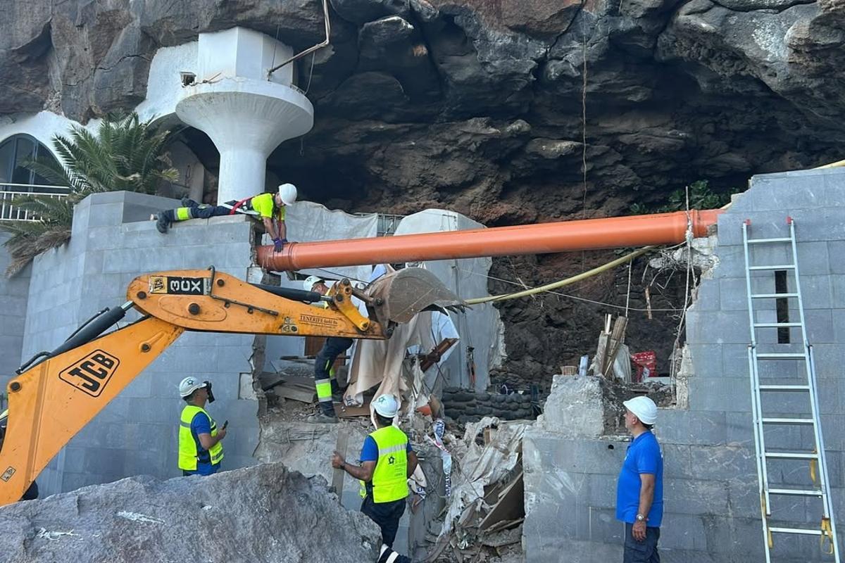 Los operarios trabajando en la zona.