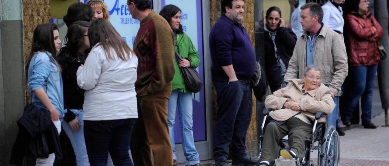 conmoción en el barrio. Numerosos vecinos se apostaron frente al negocio donde se produjo la muerte del carpintero, en noviembre de 2010. El suceso conmocionó a Ciudad Naranco.