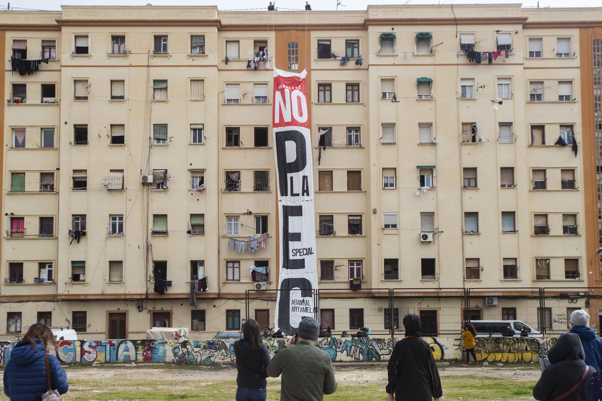 La llamativa protesta de vecinos del Cabanyal contra el PEC