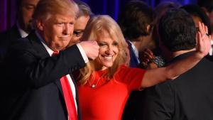 Donald Trump y su última jefa de campaña, Kellyanne Conway, esta madrugada. 