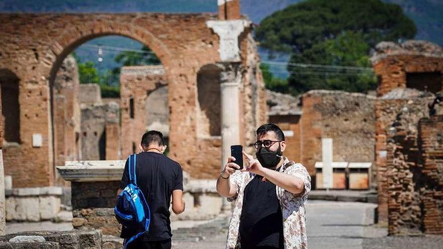 Dos visitantes, en la antigua ciudad de Pompeya, que reabrió sus puertas ayer. // Efe