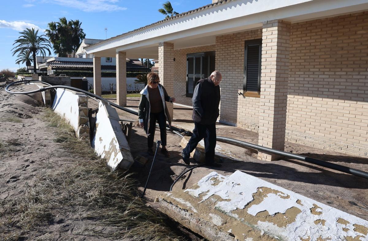 Los propietarios del chalé donde el mar ha derribado la valla.