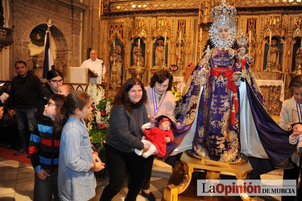 Bajo el manto de la Virgen