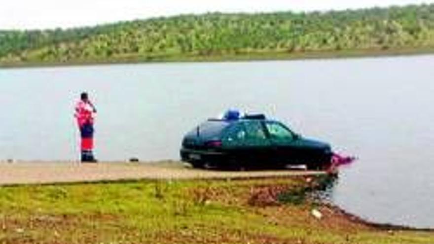 Un hombre fallece tras hundirse su coche en la presa de La Serena