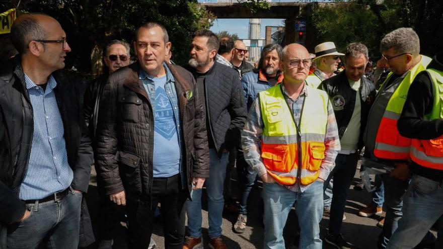 La concentración desarrollada ayer en el acceso a la fábrica de vidrio de La Maruca. | Mara Villamuza