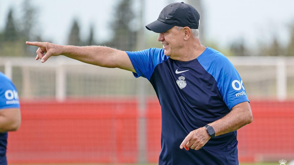 Aguirre da indicaciones a sus futbolistas durante un entrenamiento.