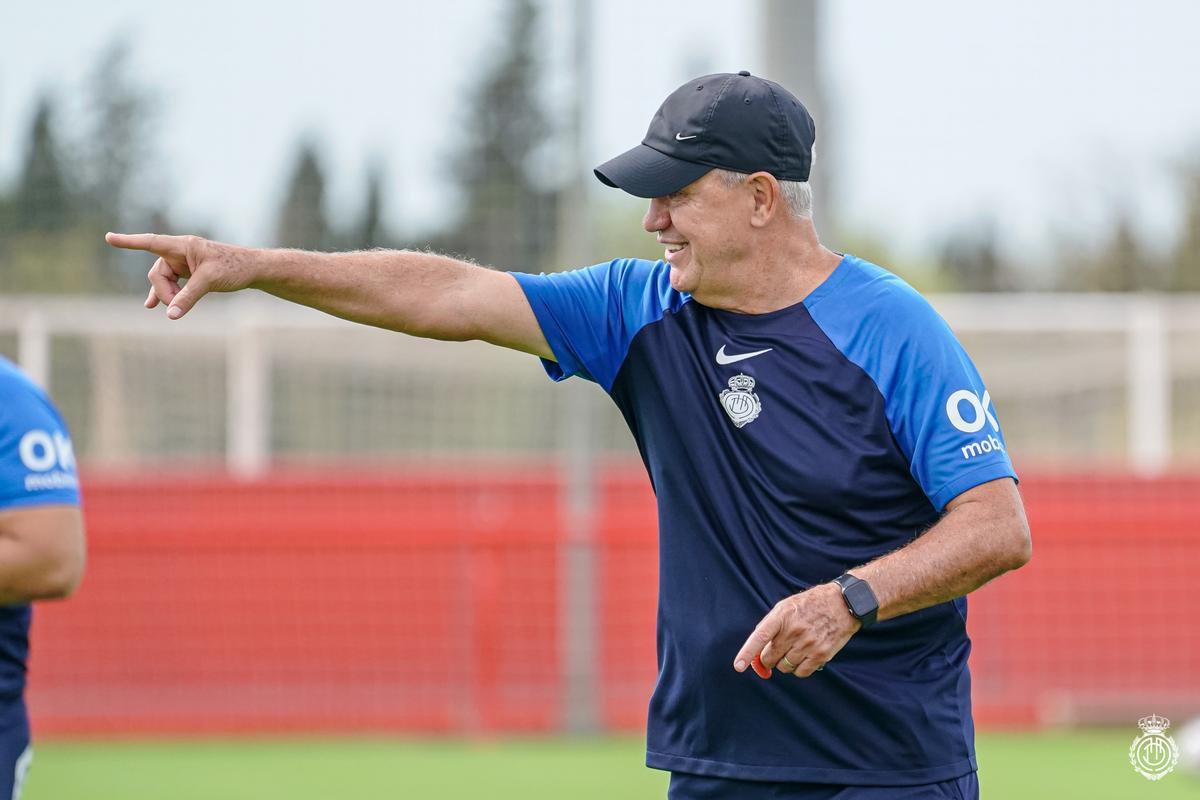Aguirre da indicaciones a sus futbolistas durante un entrenamiento.