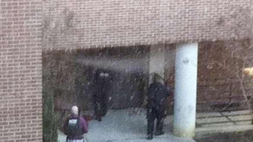 Policías armados buscan al atacante en la Universidad de Virginia. / k. d.