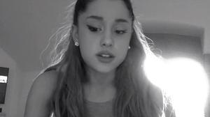 Ariana Grandes està avergonyida pel seu comportament a la botiga de dònuts i demana perdó al món sencer amb un vídeo.