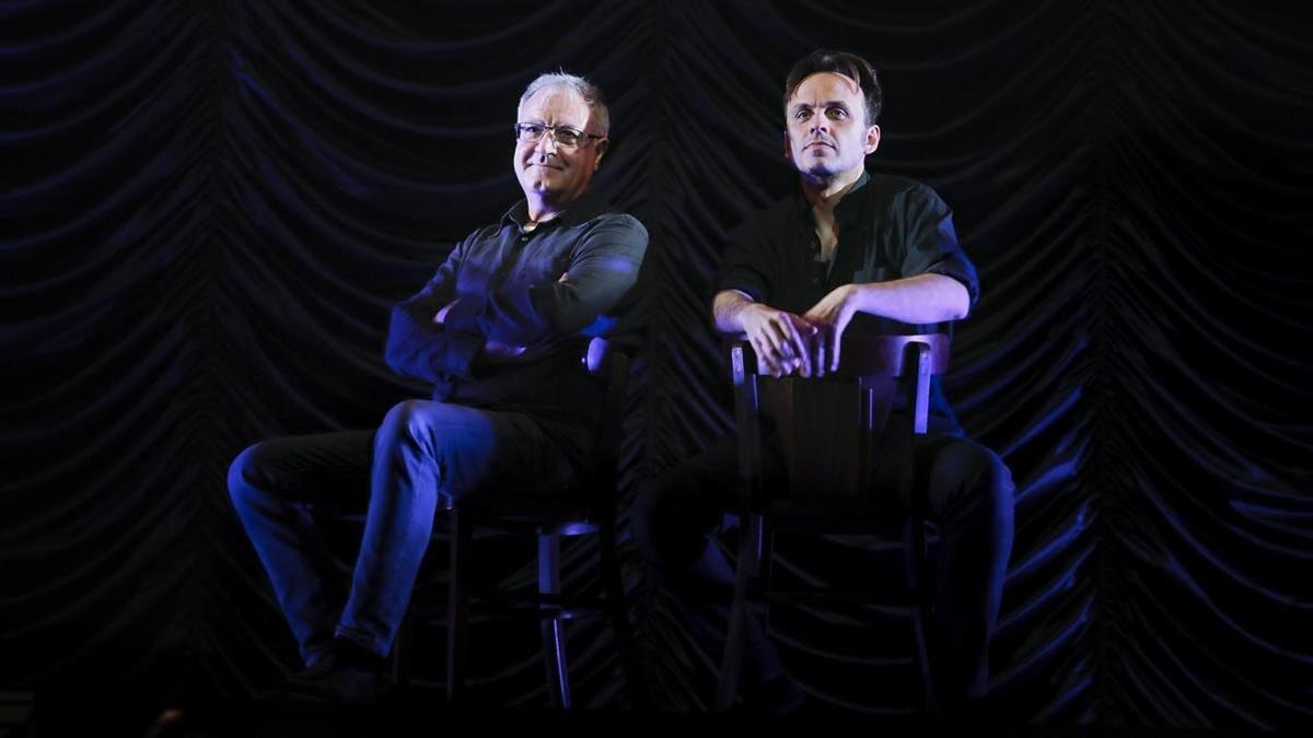 El actor Jordi Bosch y el director Iván Morales, en el Teatre Romea donde representan 'Partida d'escacs'.