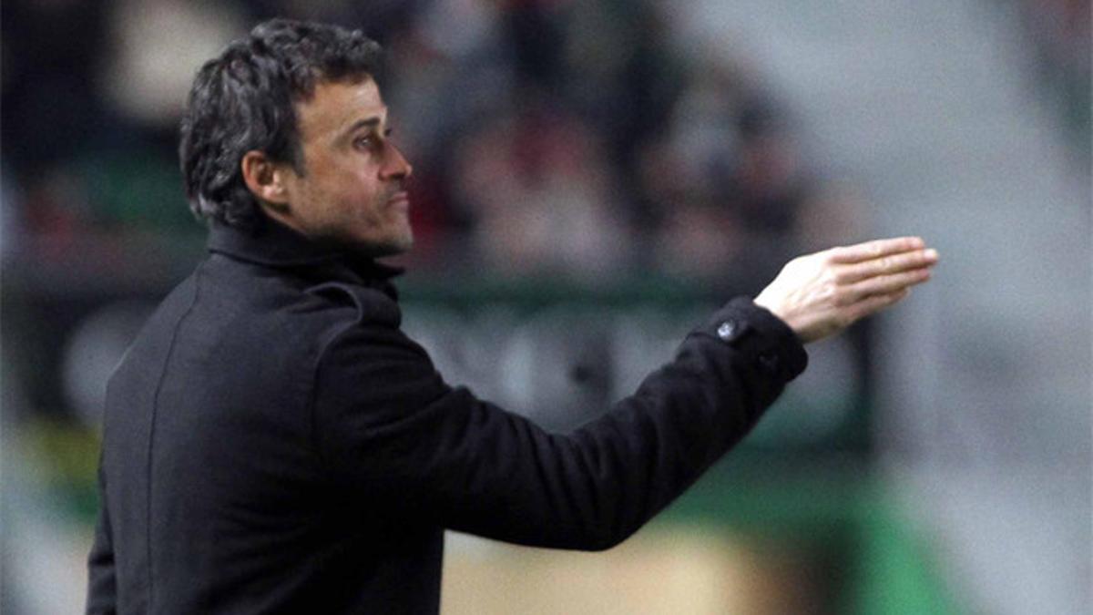 Luis Enrique da instrucciones durante el Elche-Barça