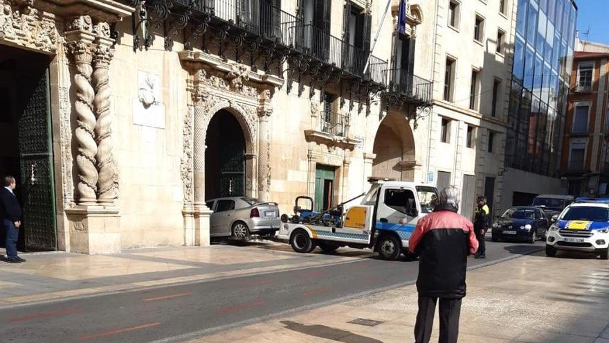 Un hombre aparca su coche en el zaguán del Ayuntamiento de Alicante