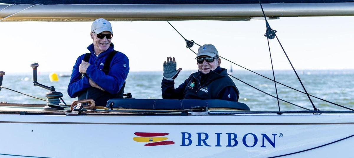 El rey emérito a bordo del ‘Bribón’.