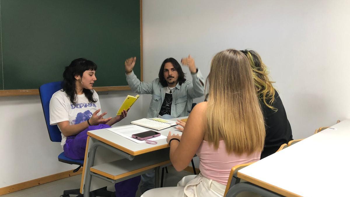 Seminario de Filosofía Contemporánea de la UMA, en una sesión impartida por Milo Galiano y Mirella Font.