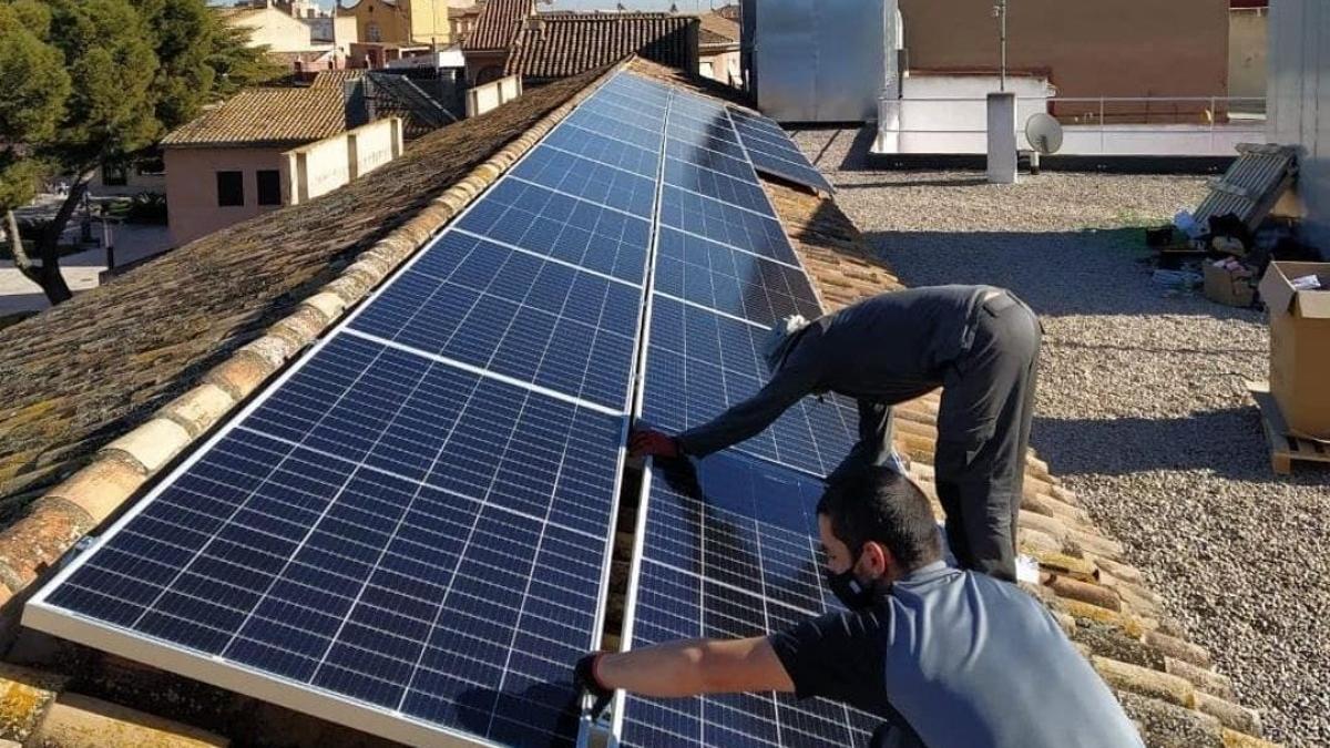 Trabajadores de una cooperativa de instalación de placas solares