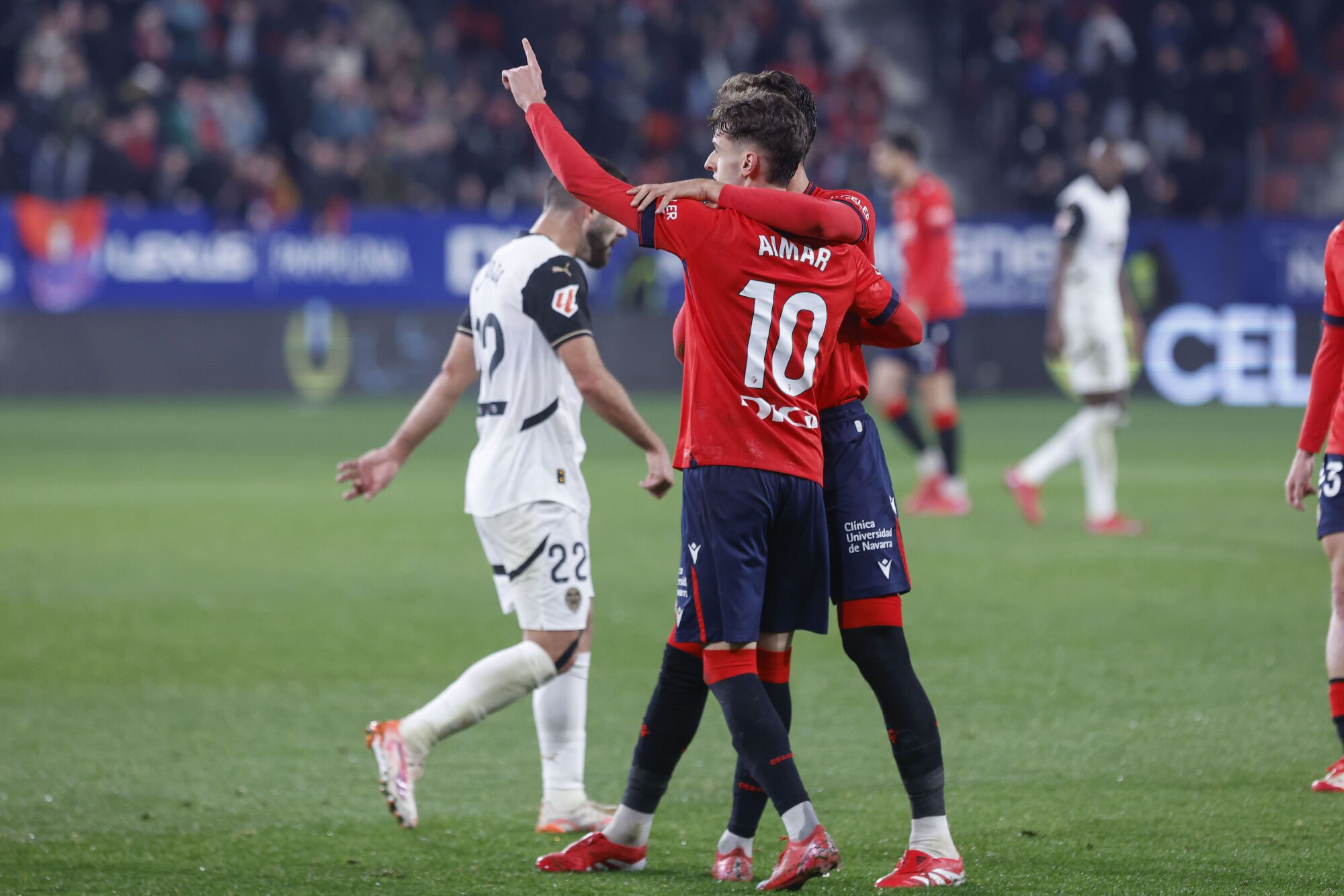 PAMPLONA, 02/03/2025.- El centrocampista del Osasuna Aimar Oroz (c) celebra tras marcar el 2-2 durante el partido de LaLiga EA Sports entre CA Osasuna y Valencia CF, este domingo en el Estadio El Sadar de Pamlona. EFE/ Villar López