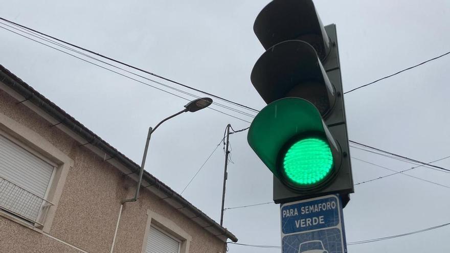 El semáforo de la discordia de San Miguel de Salinas: conductores multados denuncian que incumple la legislación