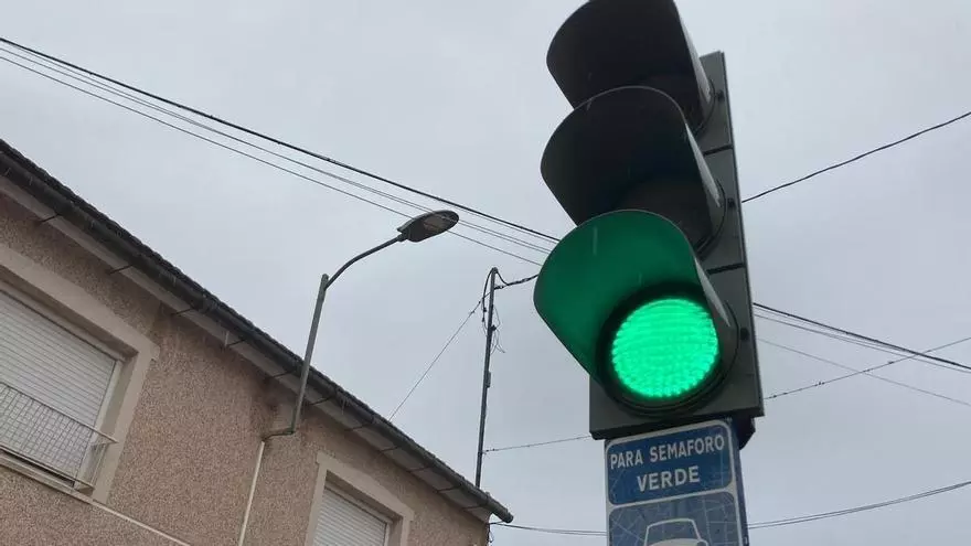 Así es el semáforo ponemultas de San Miguel de Salinas: cientos de sanciones de 200 euros y retirada de cuatro puntos del carné